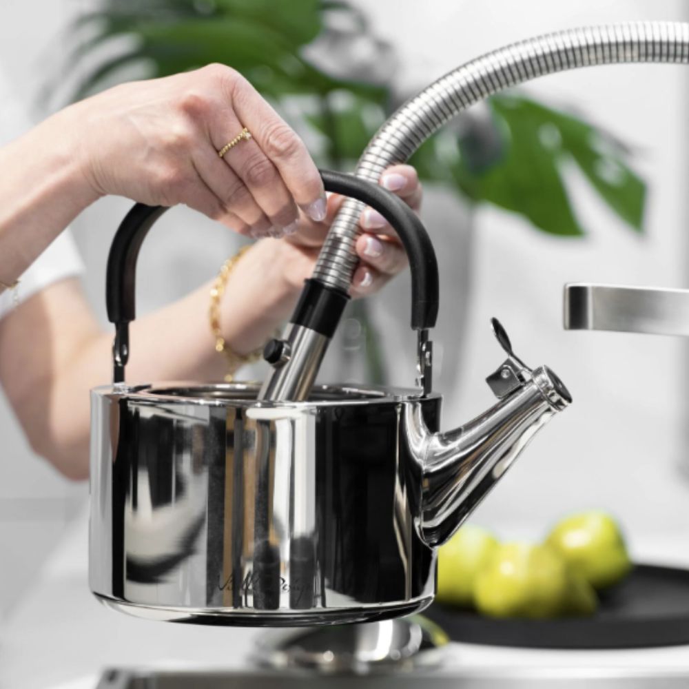 Vialli Design Diamante kanvica na čaj s píšťalkou, leštená oceľ 1,5 l
