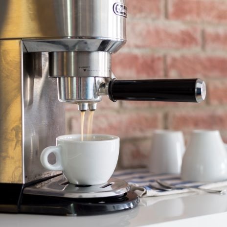 Starajte sa o svoj kávovar ako profesionál: Najlepšie spôsoby čistenia a údržby kávovaru